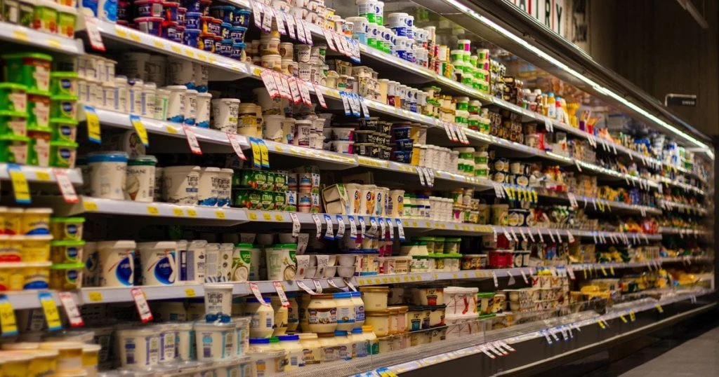 Склади розбили, але полиці не спорожніють: що буде з продуктами в Україні