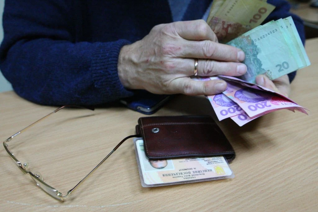 Пенсійний розрив між жінками й чоловіками перевищив 2000 грн: що хочуть змінити