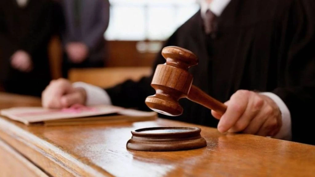 Поліція зупинила 17-річного водія мопеда без прав: суд закрив справу через одну помилку