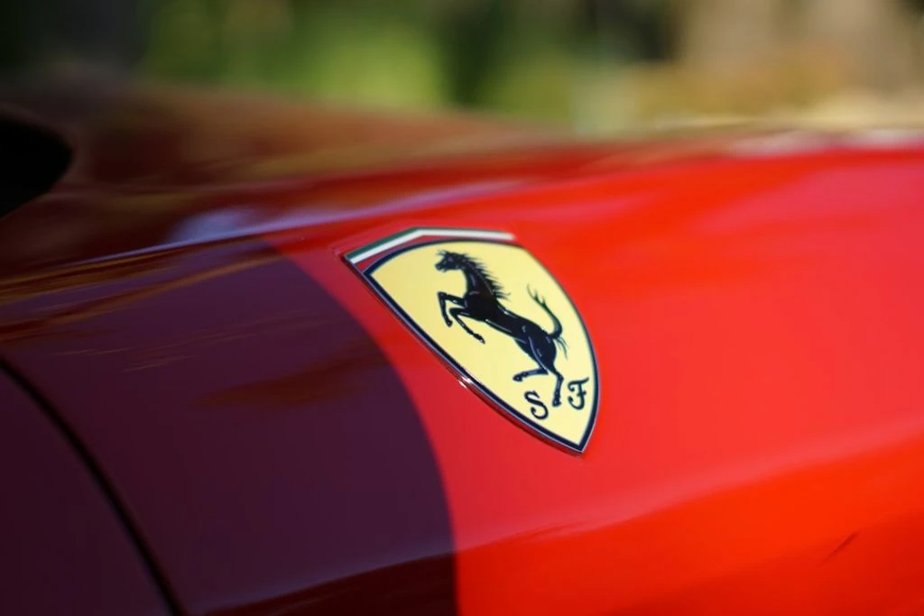 Кінь на логотипі Ferrari колись прикрашав військовий літак: як він потрапив на спорткари